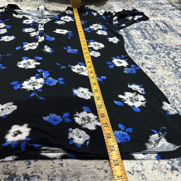 Torrid Black White & Blue Floral V-Neck Short Sleeve Blouse Size 3X - Picture 11 of 12